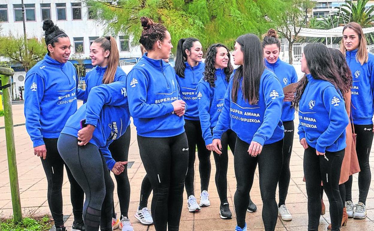 Las jugadoras del Bera Bera pasean por La Concha el día de su visita a la noria de Alderdi Eder como embajadoras de la capitalidad europea de la Navidad. 