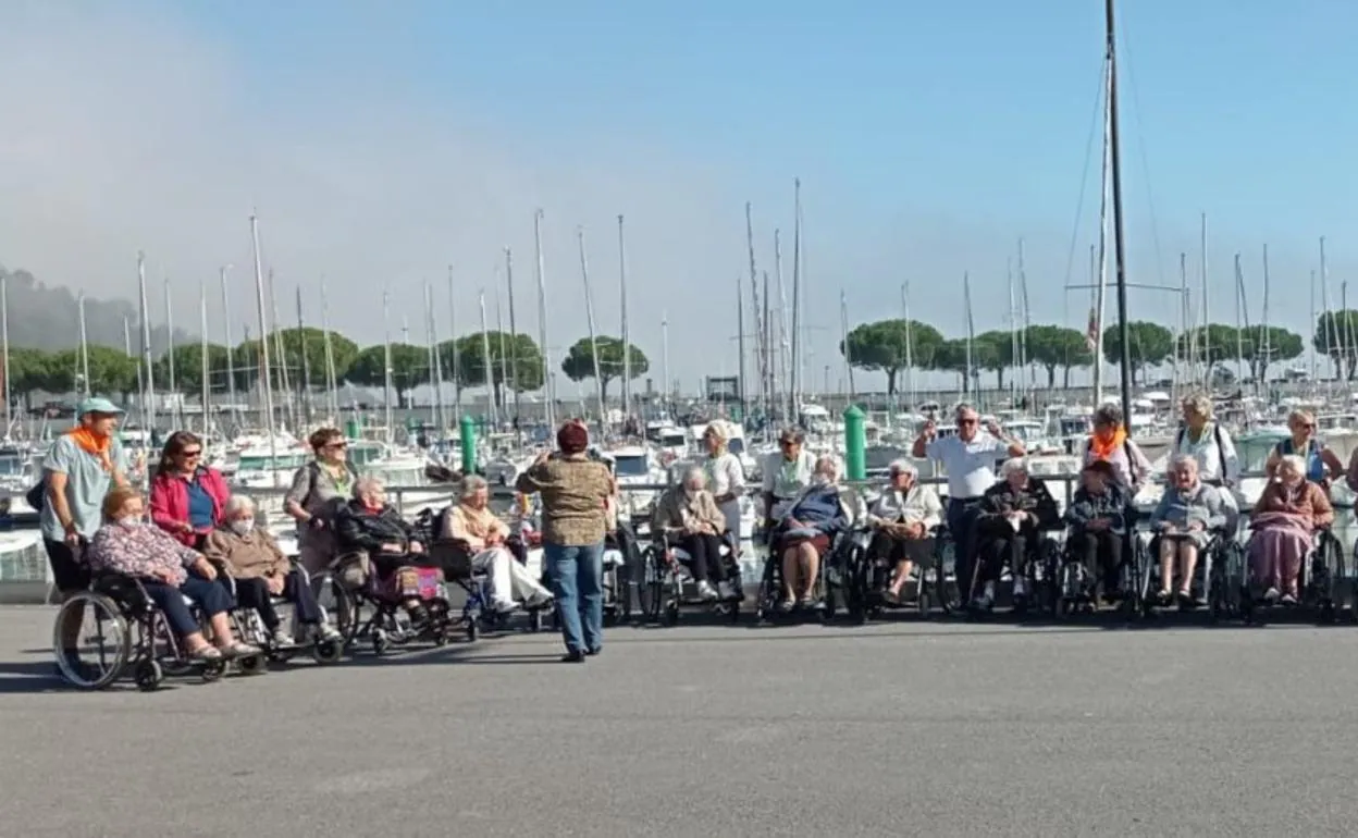 Los integrantes de de la delegación de Nagusilan en Hondarribia durante una salida al puerto deportivo con las personas a las que ofrecen su ayuda.