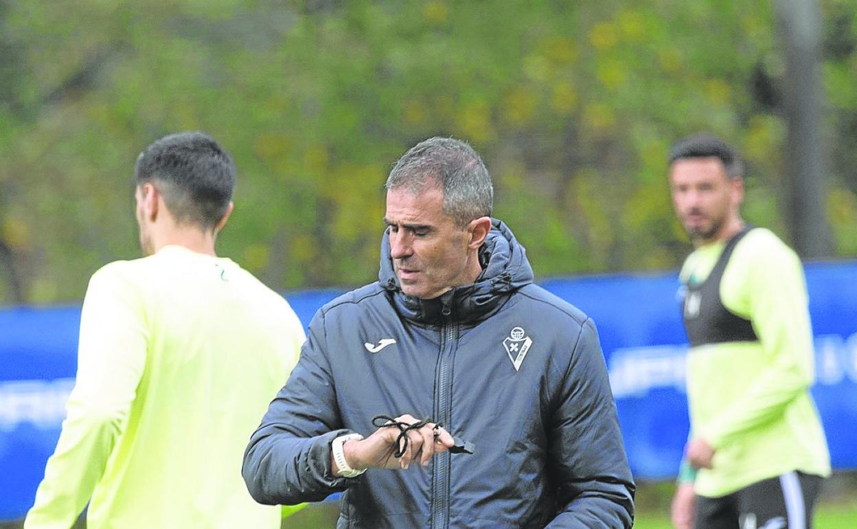 Gaizka Garitano consulta su reloj, en Atxabalpe. 