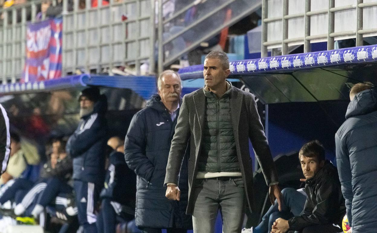 Gaizka Garitano, en el partido ante el Oviedo. 