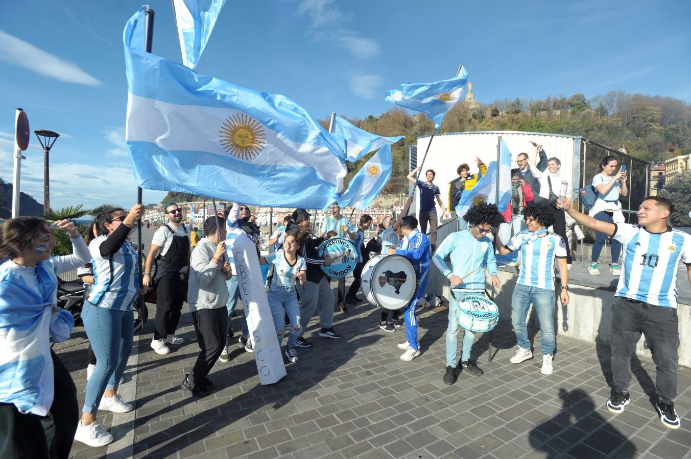 Fotos: La afición argentina, a ritmo de batucada en Donostia