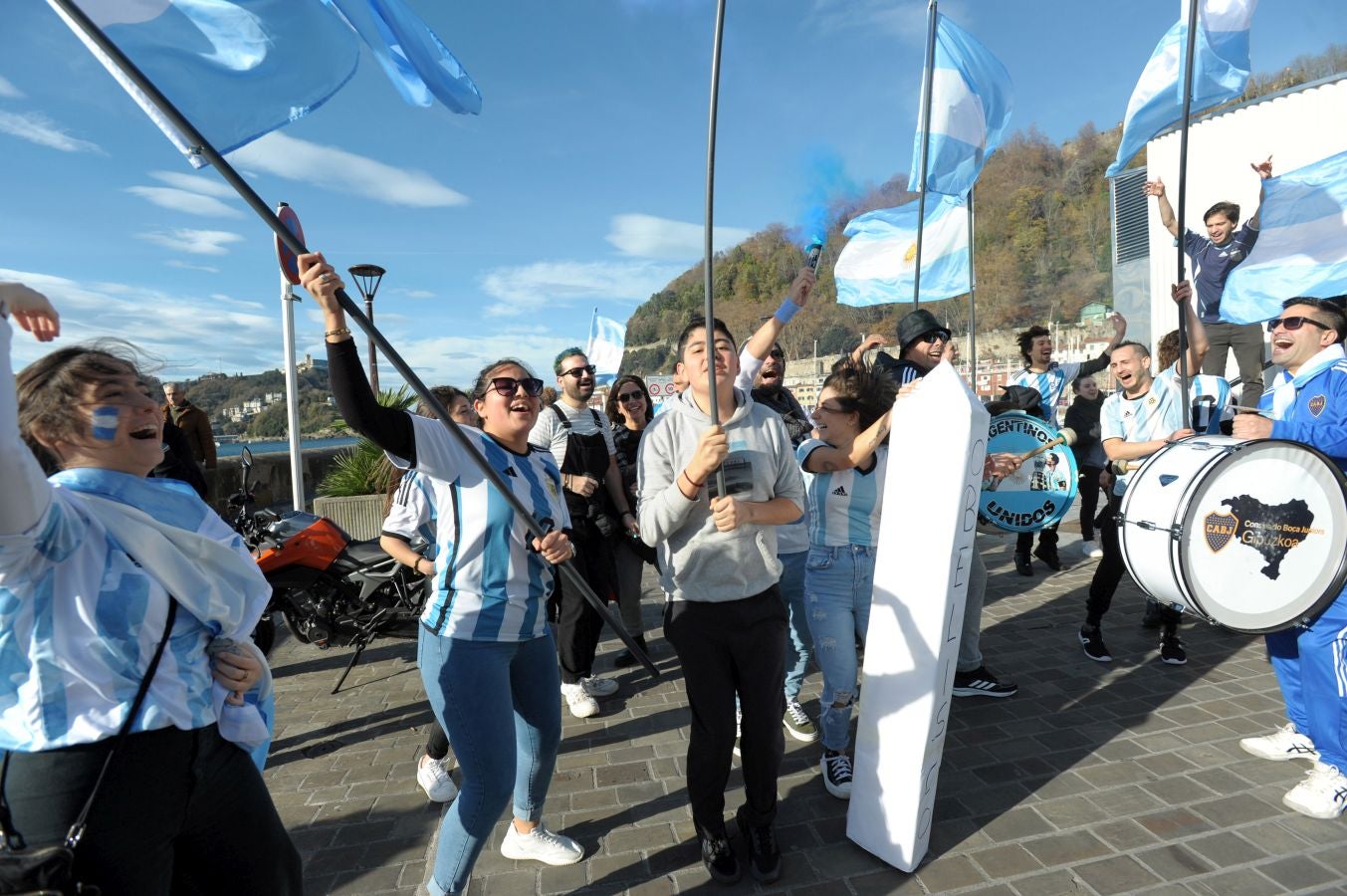 Fotos: La afición argentina, a ritmo de batucada en Donostia