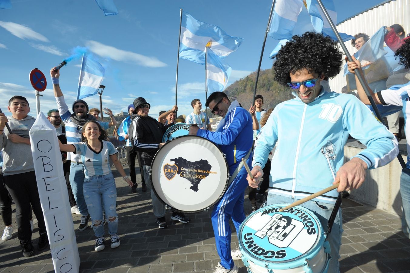 Fotos: La afición argentina, a ritmo de batucada en Donostia