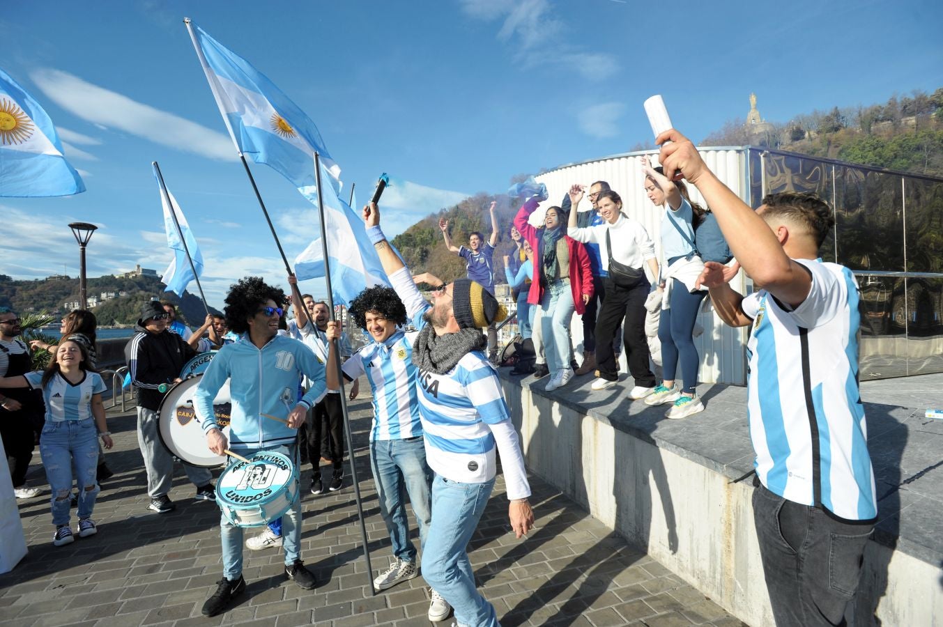 Fotos: La afición argentina, a ritmo de batucada en Donostia