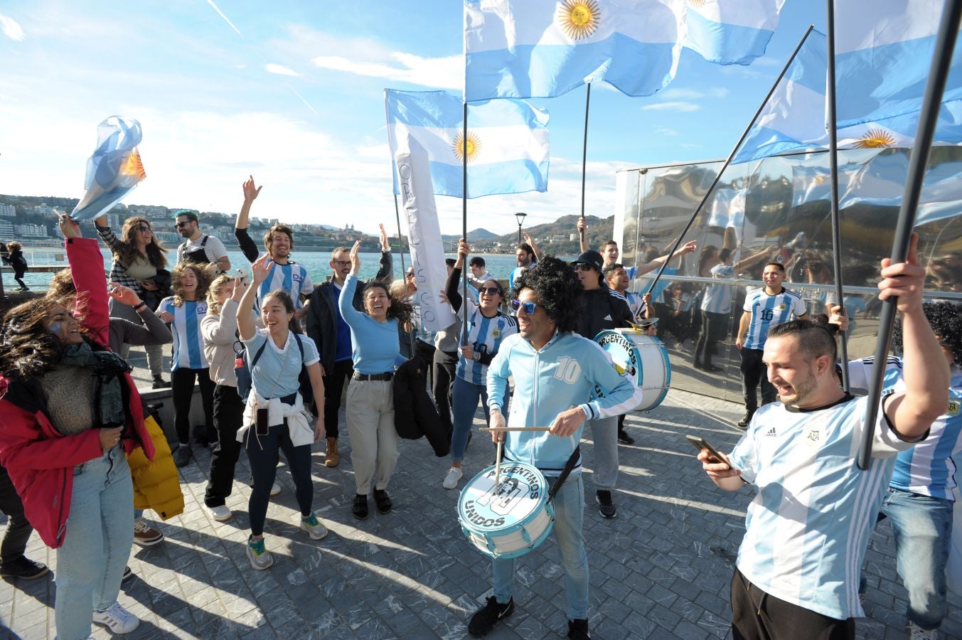 Fotos: La afición argentina, a ritmo de batucada en Donostia