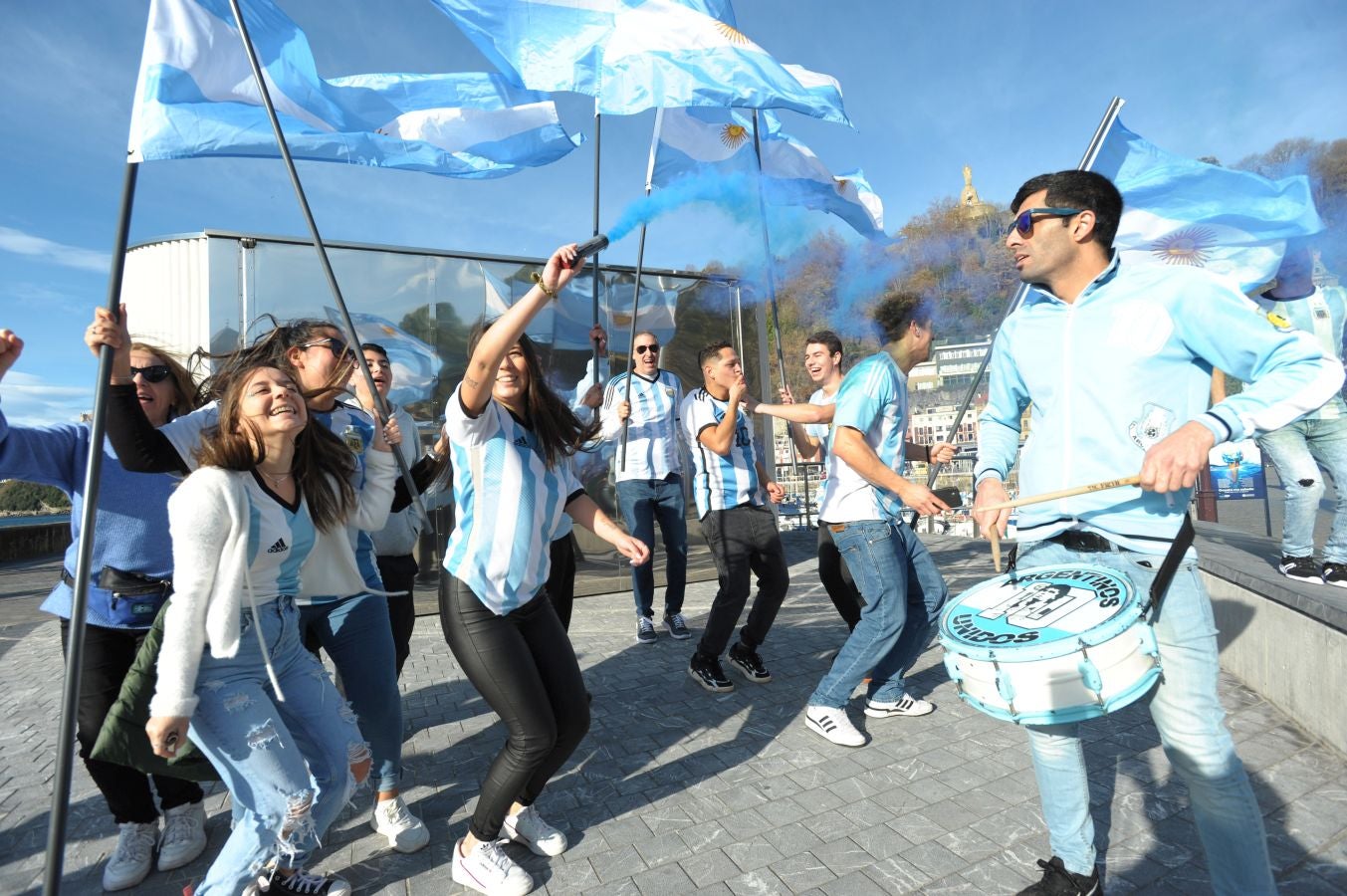 Fotos: La afición argentina, a ritmo de batucada en Donostia