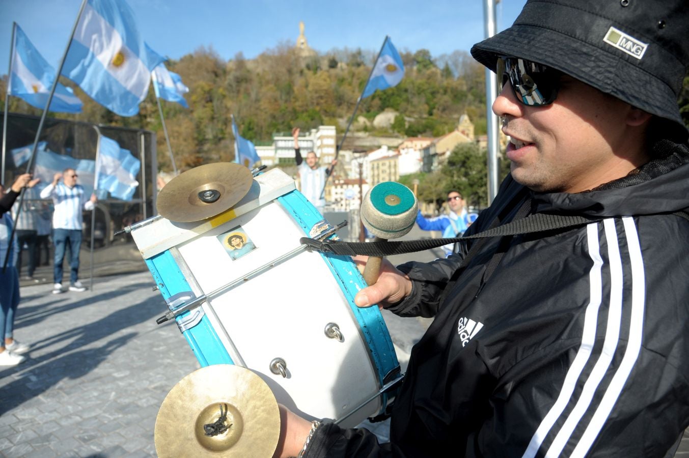 Fotos: La afición argentina, a ritmo de batucada en Donostia