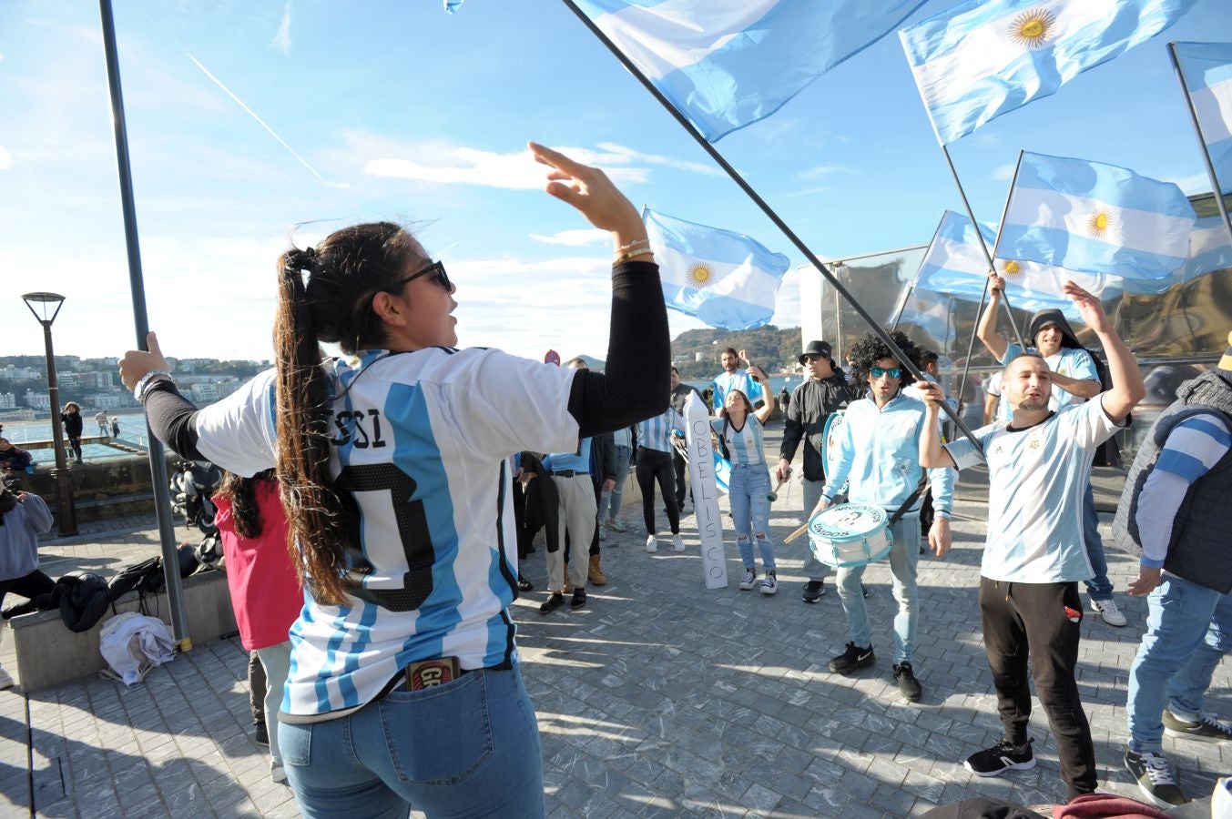 Fotos: La afición argentina, a ritmo de batucada en Donostia