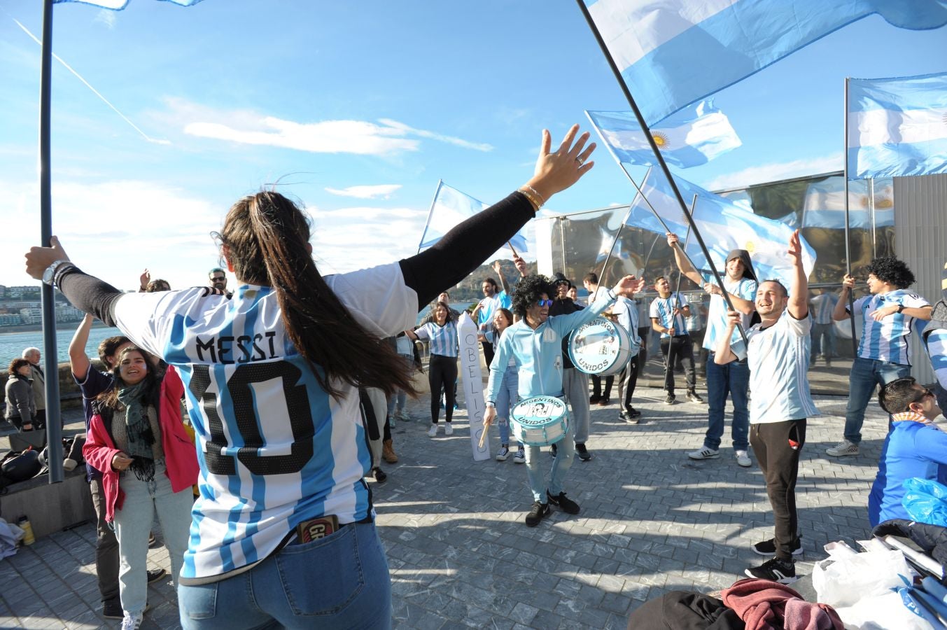 Fotos: La afición argentina, a ritmo de batucada en Donostia