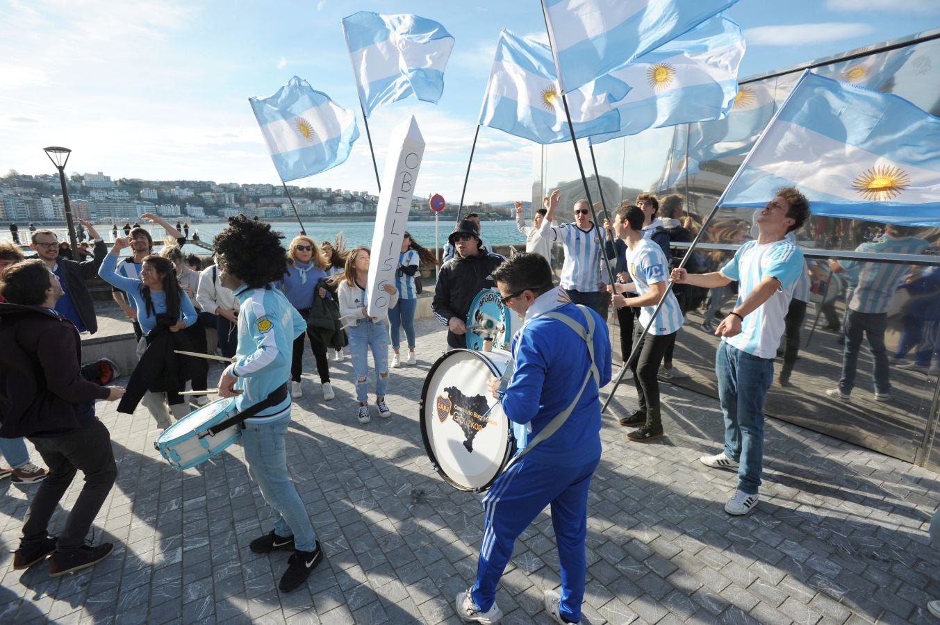 Fotos: La afición argentina, a ritmo de batucada en Donostia