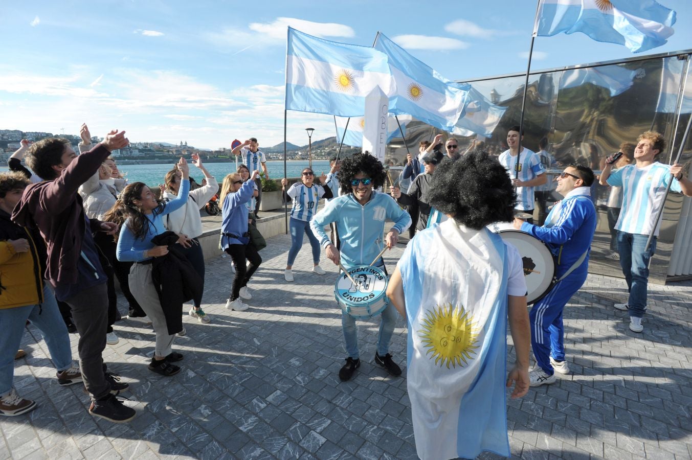 Fotos: La afición argentina, a ritmo de batucada en Donostia