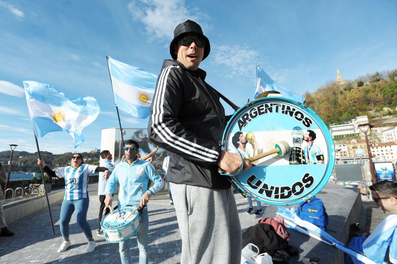 Fotos: La afición argentina, a ritmo de batucada en Donostia