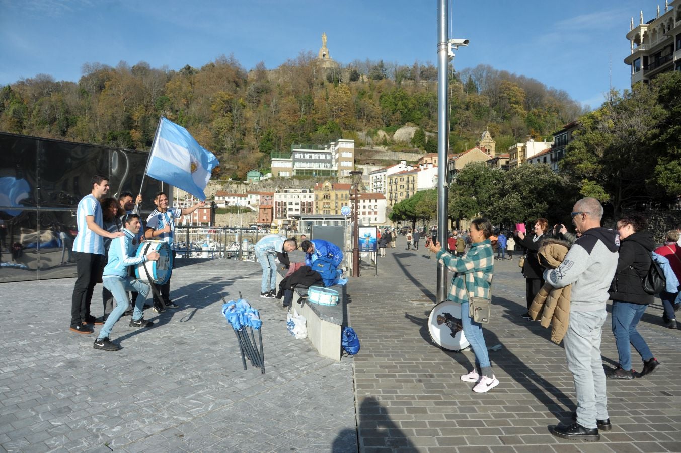 Fotos: La afición argentina, a ritmo de batucada en Donostia