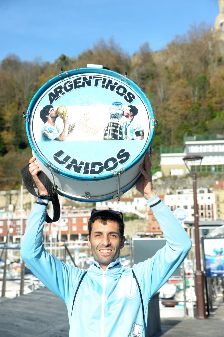 Fotos: La afición argentina, a ritmo de batucada en Donostia