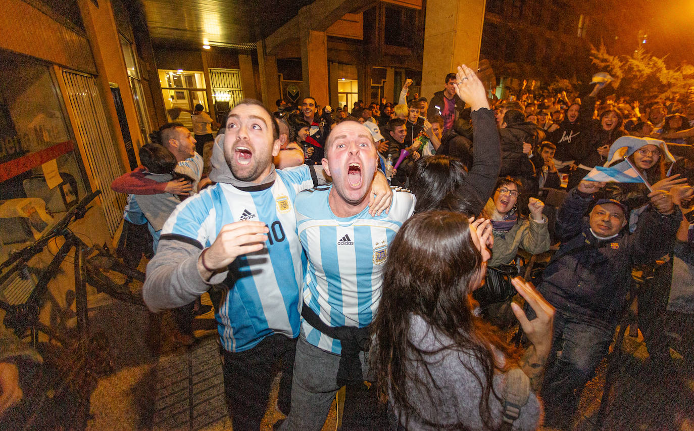 Fotos: La afición argentina, a ritmo de batucada en Donostia