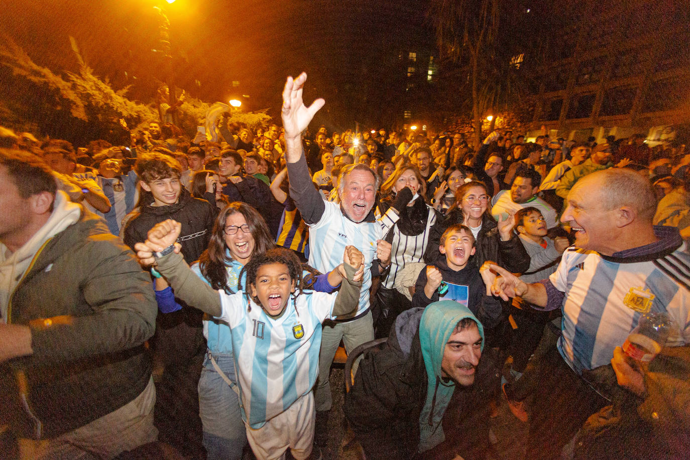 Fotos: La afición argentina, a ritmo de batucada en Donostia