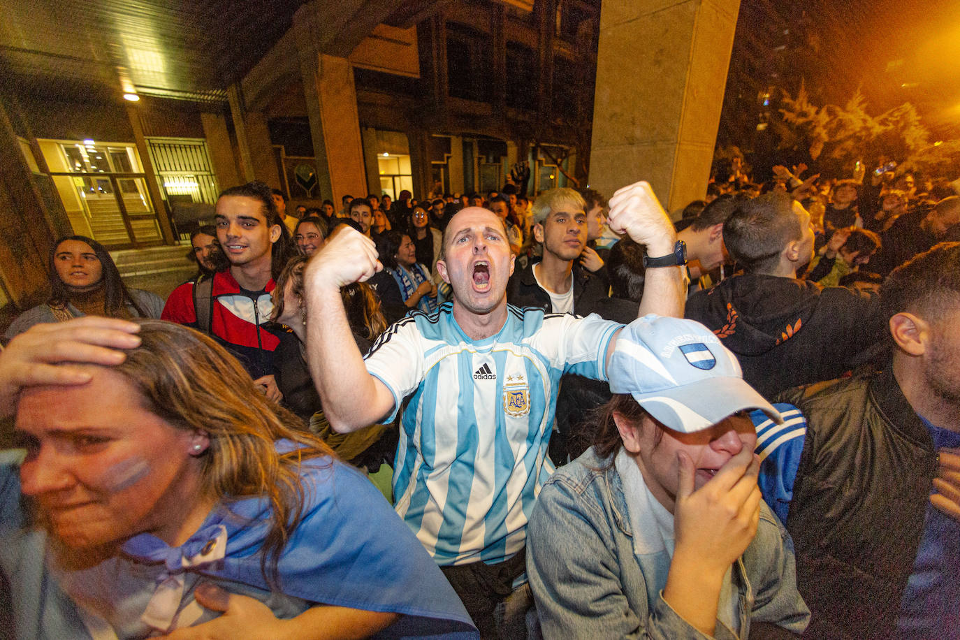 Fotos: La afición argentina, a ritmo de batucada en Donostia