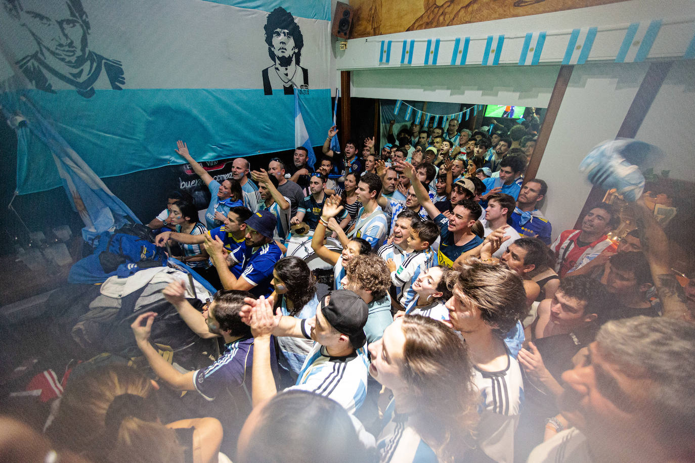 Fotos: La afición argentina, a ritmo de batucada en Donostia