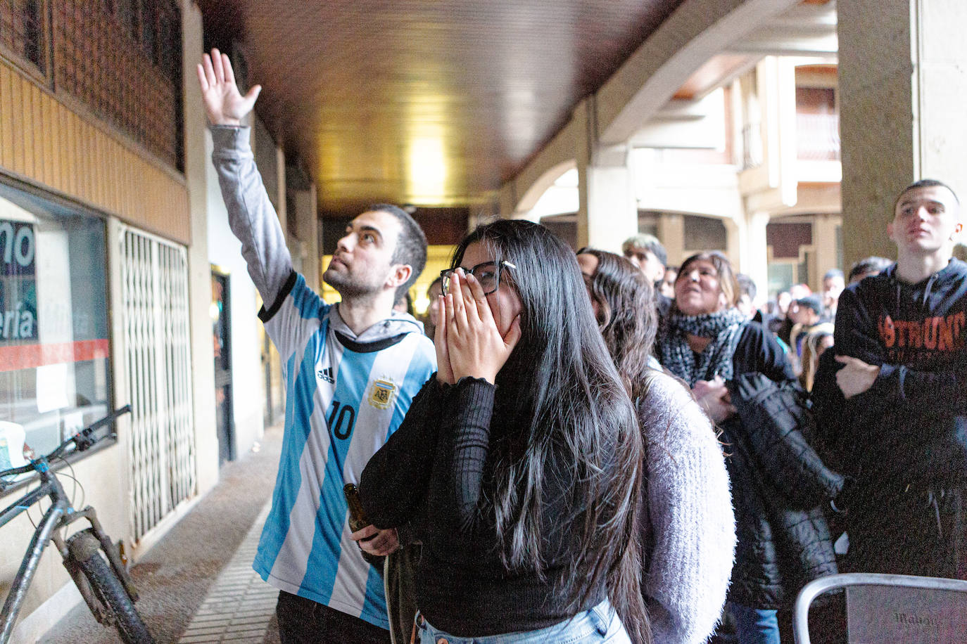 Fotos: La afición argentina, a ritmo de batucada en Donostia