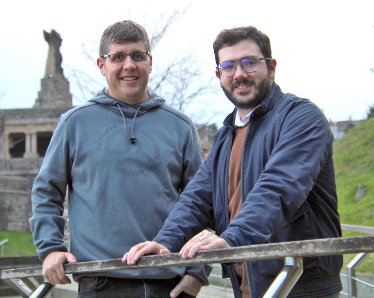 Iosu Mugika eta Aitor Urresti Elkanoren eskultura atzean dutela. 