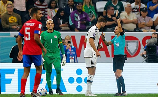 Stéphanie Frappart, primera mujer en arbitrar en la Copa del Mundo.