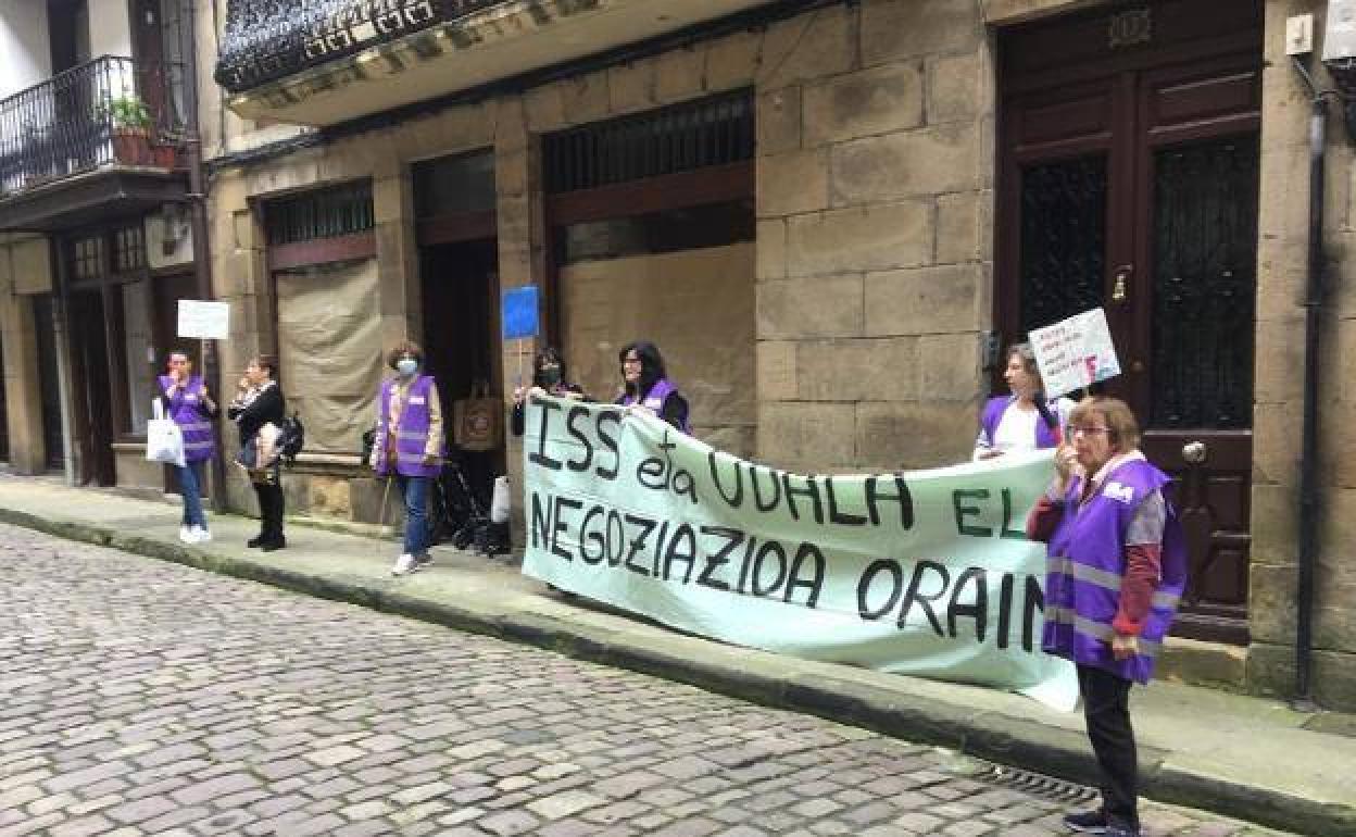 Trabajadoras de la limpieza durante una protesta delante del Ayuntamiento. 