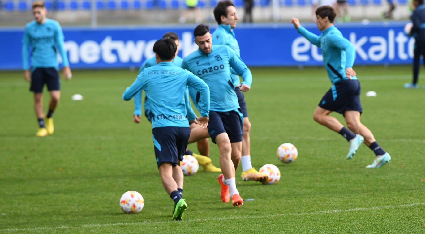 Fotos: Los realistas se ejercitan en Zubieta