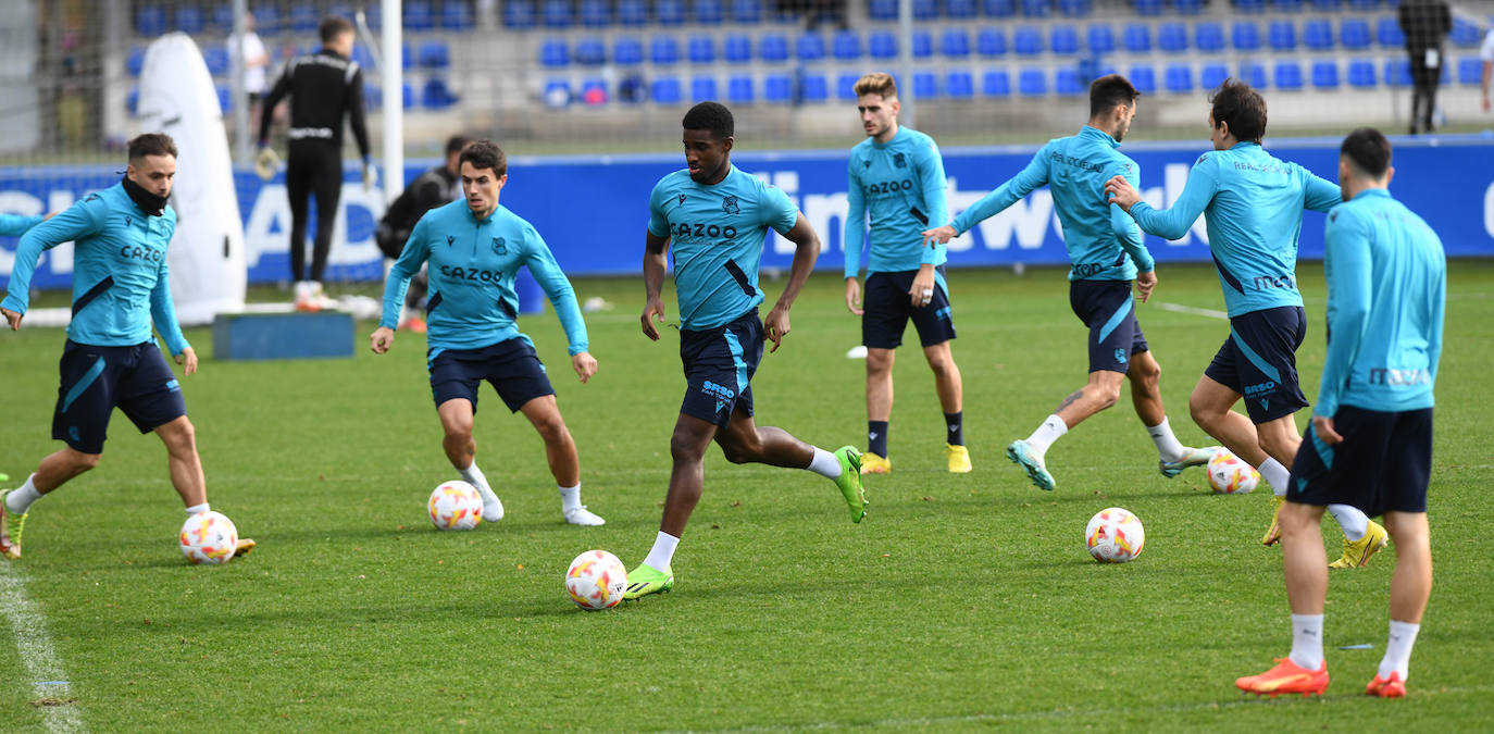 Fotos: Los realistas se ejercitan en Zubieta