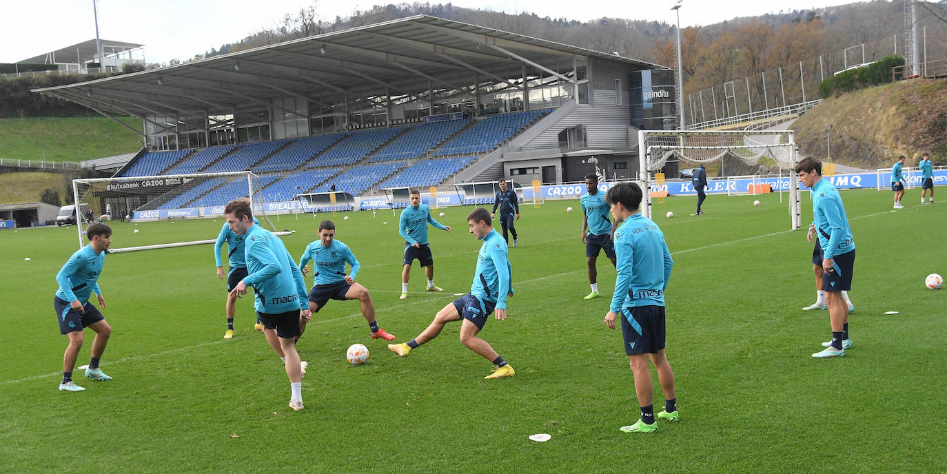 Fotos: Los realistas se ejercitan en Zubieta
