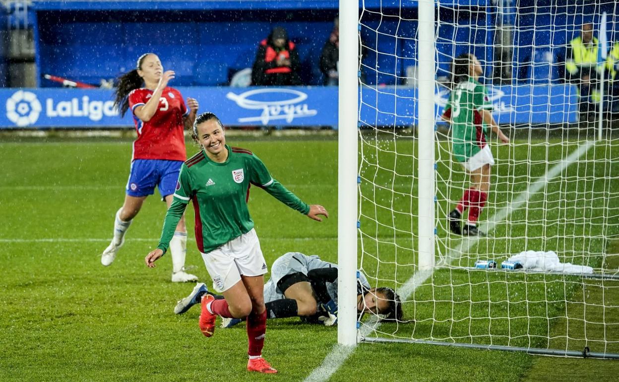 Amaiur Sarriegi festeja el segundo de los goles de la Euskal Selekzioa, este martes en Mendizorroza. 