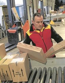 Imagen secundaria 2 - El repartidor Ioritz Rojo, en distintas fases de su jornada. 