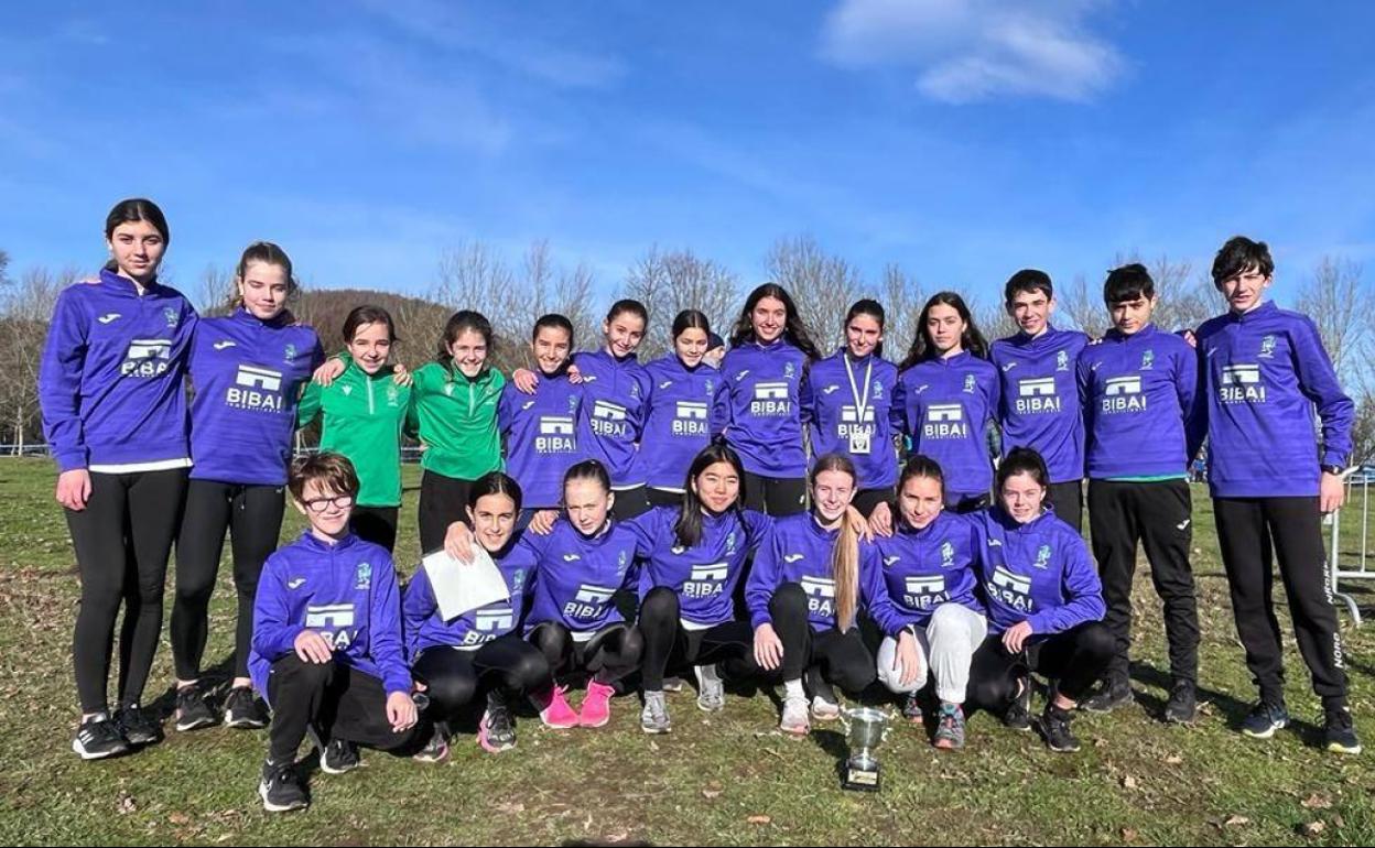 Atletas del equipo de Arrasate que compitieron en el Cross Bolumburu el domingo. 