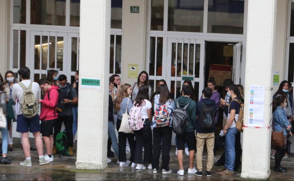 Estudiantes aguardan para realizar la prueba de selectividad.