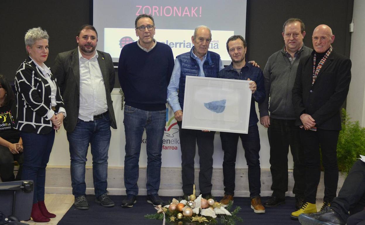 Saria emateko ekitaldiko argazkia.