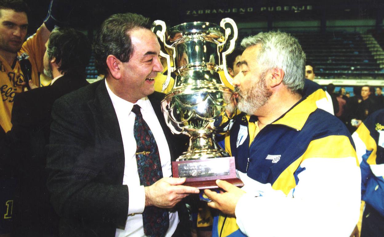 Beñardo García y Juantxo Villarreal, besando la Copa de Europa ganada en 1995.