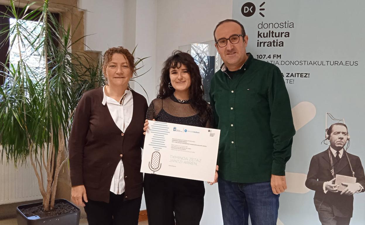 Ainhoa Aizpuru, erdian, epaimahaiko bi kiderekin.