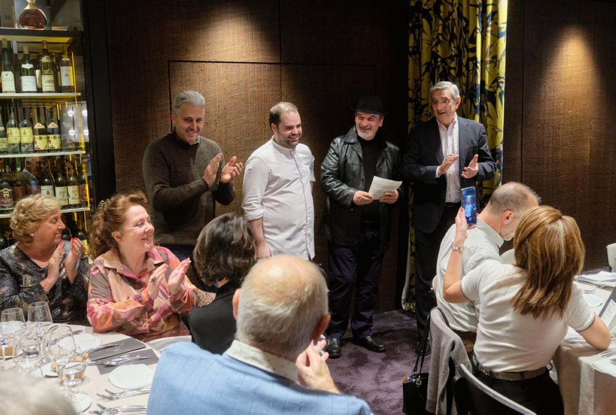 Roberto García, el chef Aitor Santamaría, Manolo Herrero (Vinatelia) y Miguel Ángel Idígoras, con asistentes.