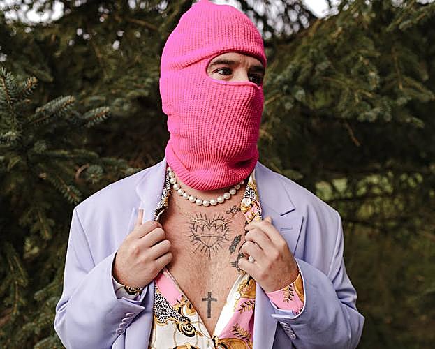 Sorprendente el look de este otro invitado.