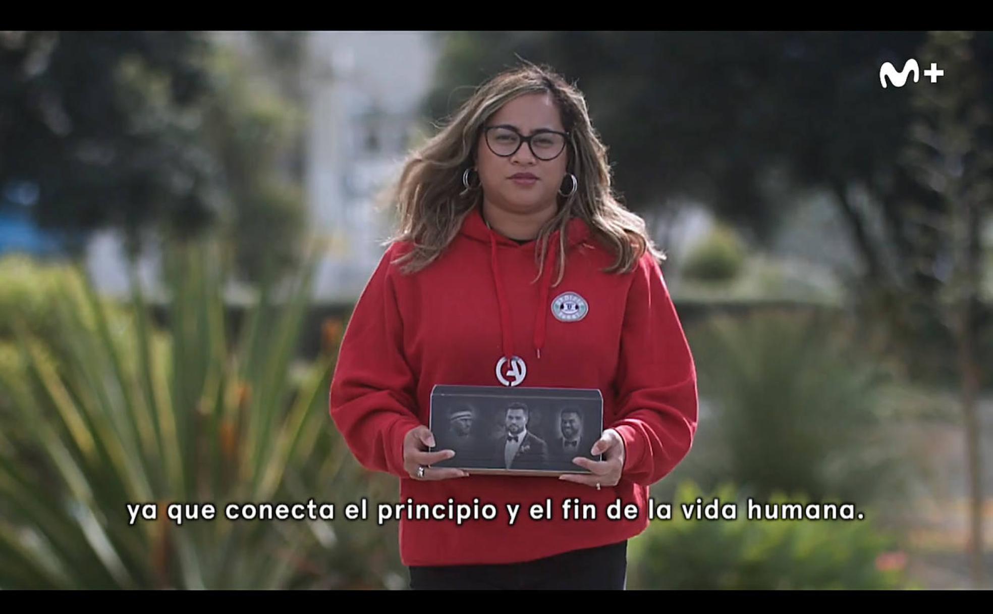 Tali, su viuda, durante el reportaje con una sudadera del Ordizia.