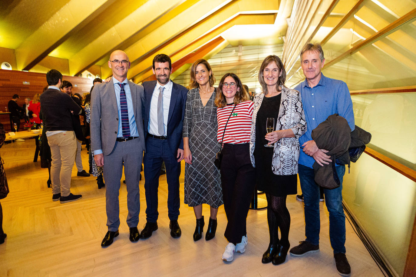 El director de Economía Social Jokin Díaz, Jakes Agirrezabal, Naiara Zarate, Garazi Díaz, Maite Álava y Rafa Elosegui.