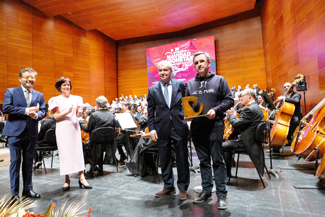 El presidente de El Diario Vasco, José María Bergareche, entregó la placa conmemorativa a Iñigo Mijangos, pte de Salvamento Marítimo Humanitario.