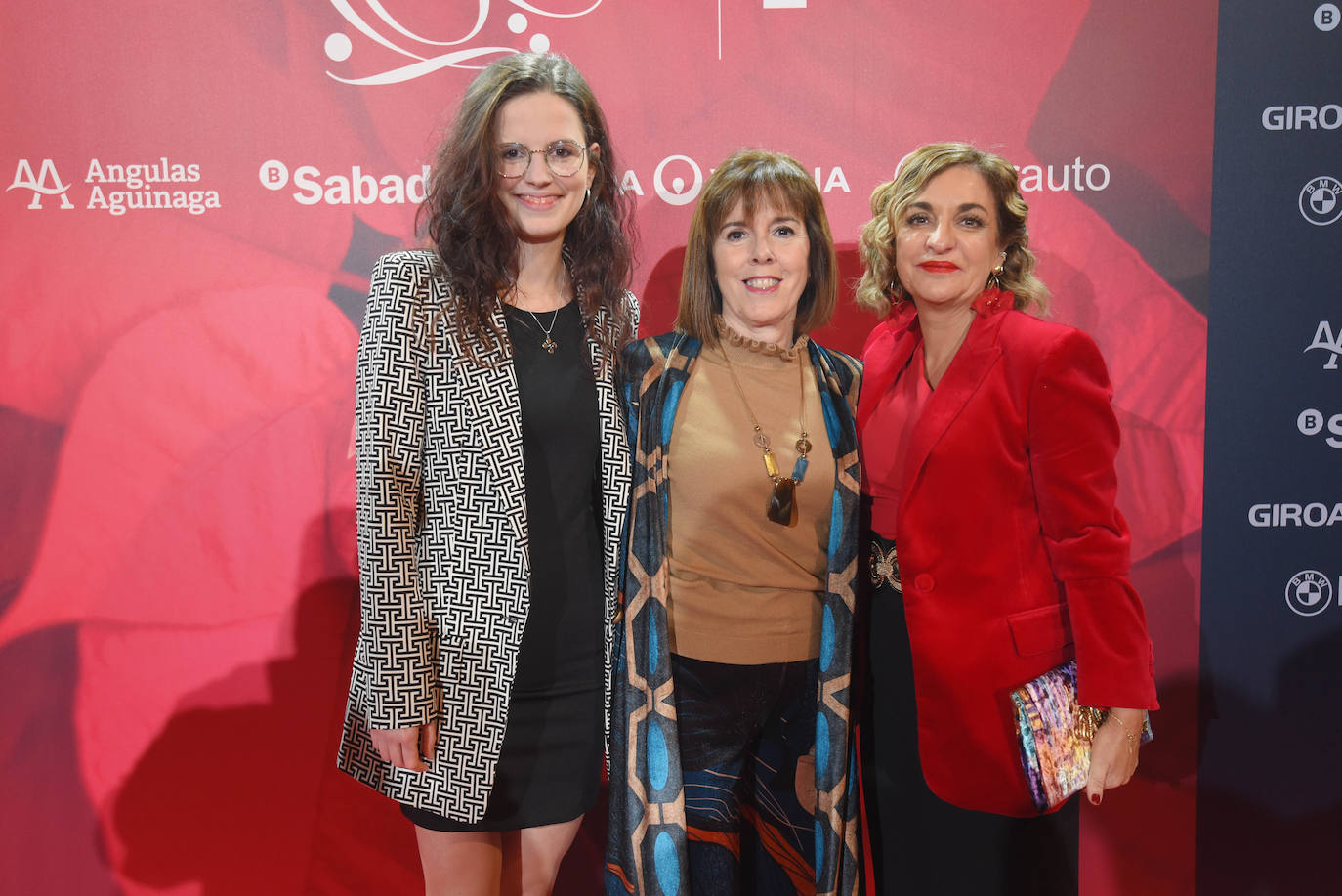 Ainhoa Smithers con su madre Amaia Bernarás y Nieves García, antiguas compañeras de clase.