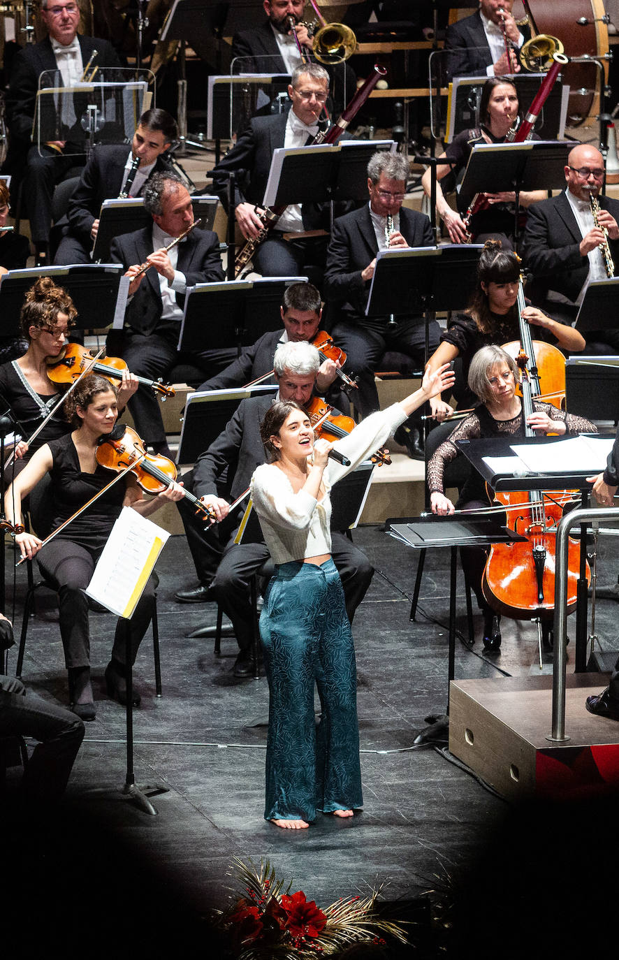 La mallabitarra Izaro Andres fue una de las grandes estrellas de una noche en la que cantó tres canciones con la orquesta.