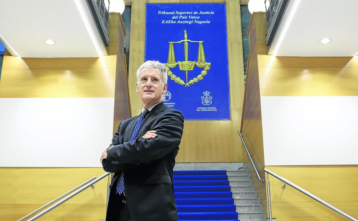 Iñaki Subijana posa en el patio principal del Palacio de Justicia de Bilbao. 