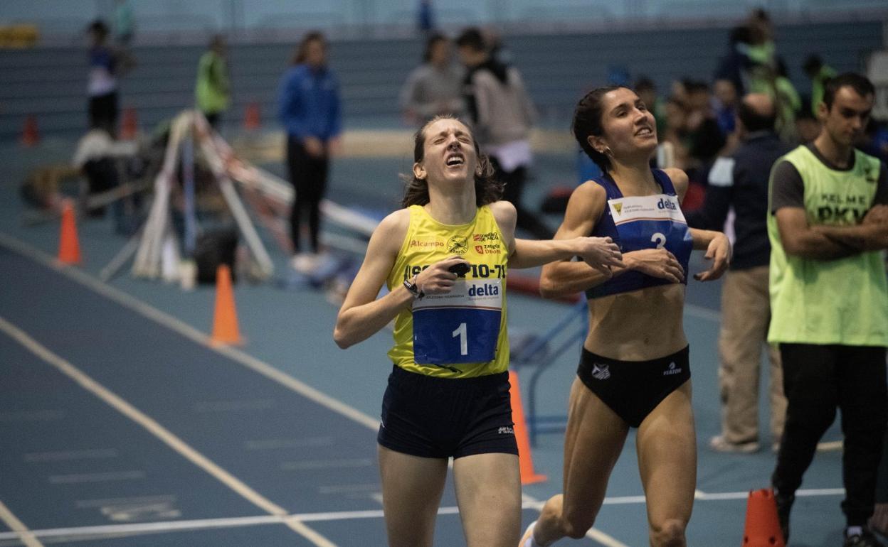 Iraia Mendia, con el dorsal 3, llega a meta ayer tras June Arbeo. 