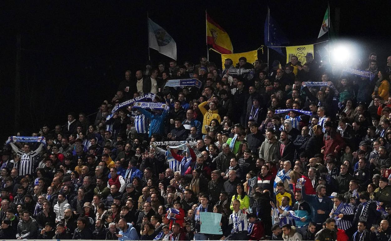 Varias decenas de aficionados de la Real Sociedad estuvieron en Coria. En Logroño se espera un desplazamiento masivo. 