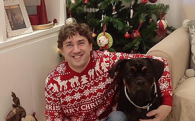 Eneko Andueza, junto a su perro.