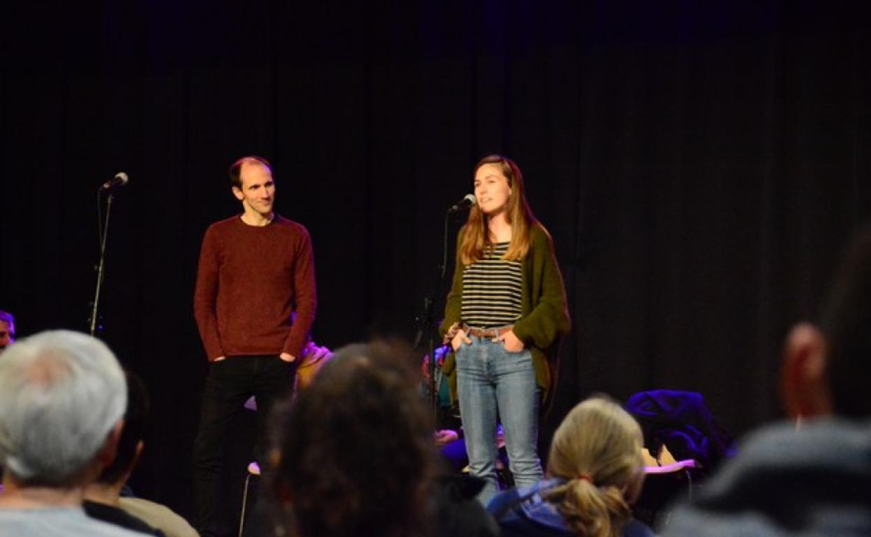 2022ko Bertso Eguna Izpuran egin zen. Argazkian, Sustrai Colina eta Nerea Ibarzabal.