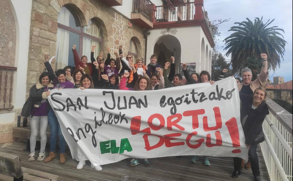 Las trabajadoras celebran el final de la huelga.