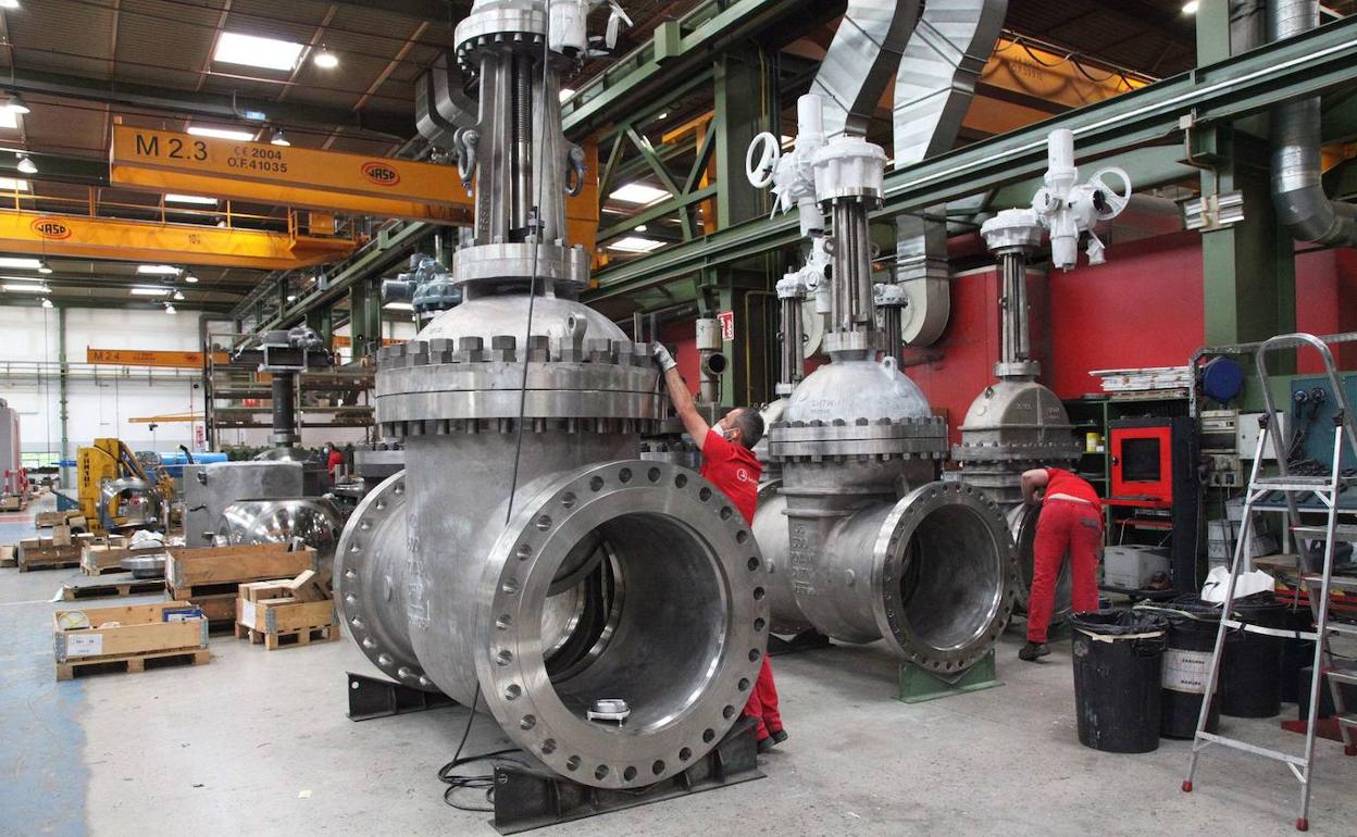 Dos operarios trabajan en una planta de AMPO en Idiazabal.